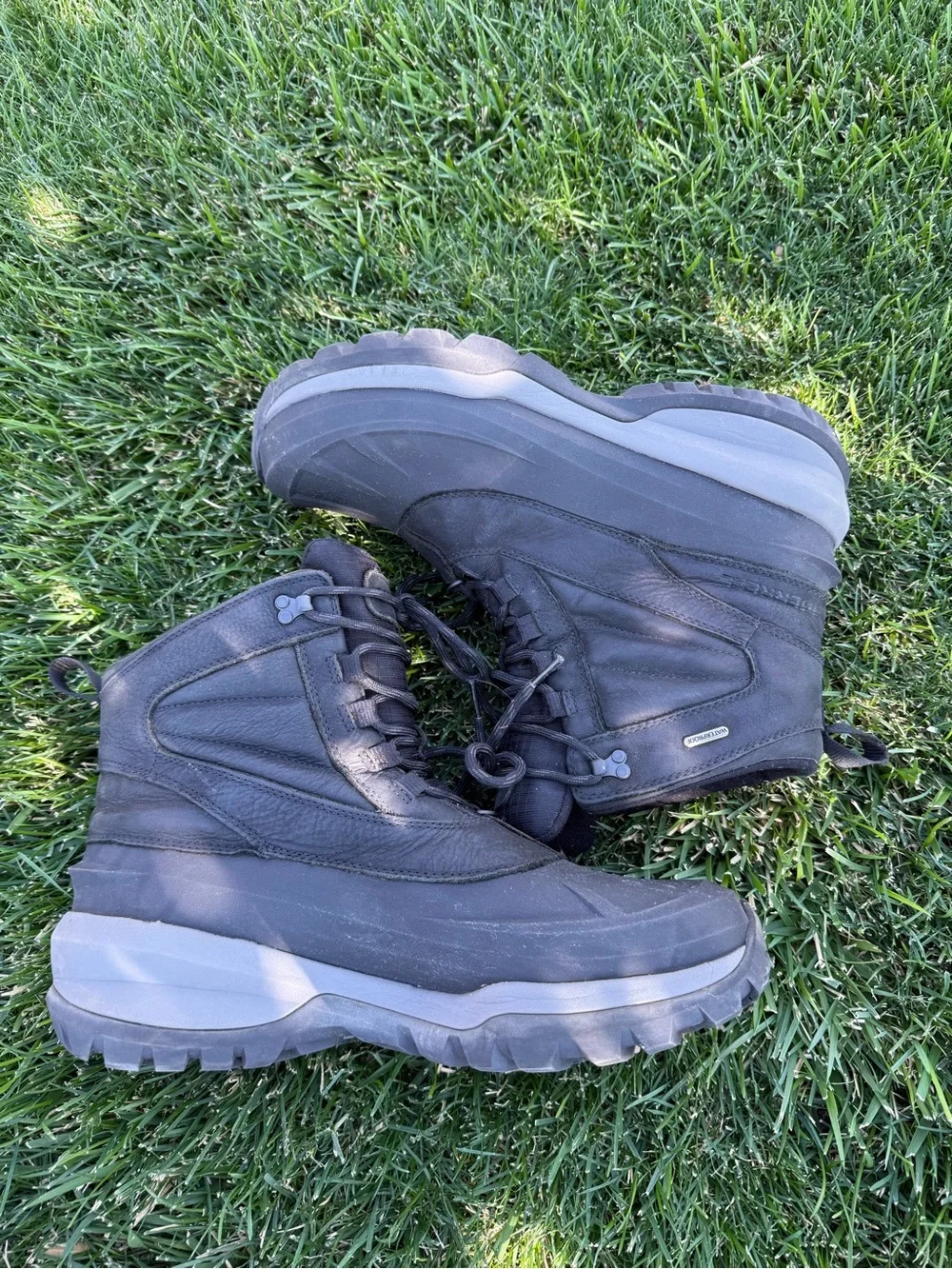 Merrell Thermo Slush Men’s Size 11 Mid Waterproof Boots 200 Grams Insulation.